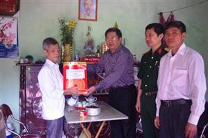 Bộ Chỉ huy Quân sự tỉnh và Ủy ban Mặt trận Tổ quốc tỉnh tặng quà  gia đình chính sách nhân kỷ niệm 40 năm Ngày giải phóng hoàn toàn miền Nam